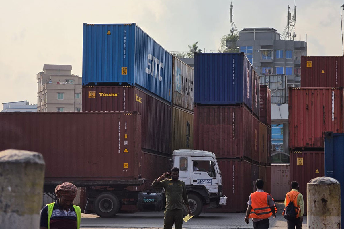 চট্টগ্রাম বন্দরের ৩৭৮ কনটেইনার পণ্য নিলামে তুলছে কাস্টমস