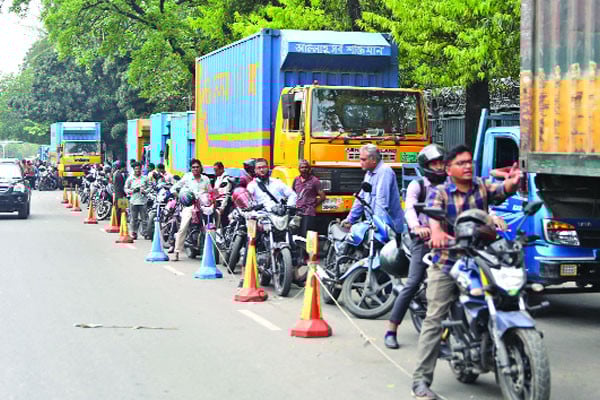 তবু মিলছে না কাঙ্ক্ষিত জ্বালানি তেল