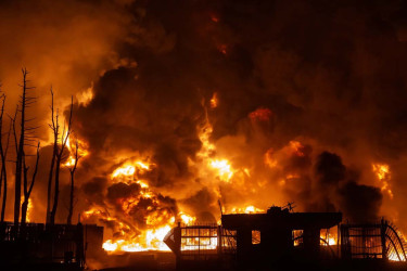 মধ্যপ্রাচ্যে যুক্তরাষ্ট্রের বাণিজ্যিক স্থাপনার আশপাশ থেকে সাধারণ মানুষকে সরে যাওয়ার আহ্বান