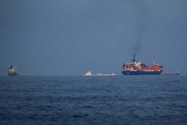 ট্রাম্পের যুদ্ধজাহাজ পাঠানোর আহ্বানে যা বলল চীন ও যুক্তরাজ্য