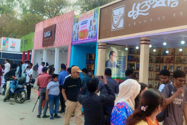 শেষ হচ্ছে একুশে বইমেলা