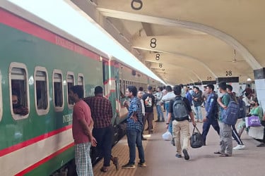 কমলাপুর থেকে সময় মতো ছাড়ছে ট্রেন, যাত্রীদের ভীড়