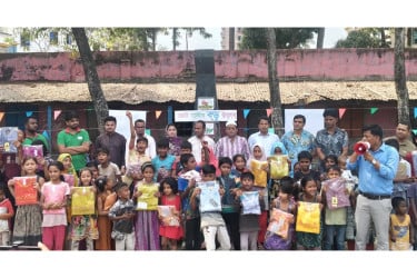 সুবিধাবঞ্চিত শিশুদের হাতে ঈদের জামা