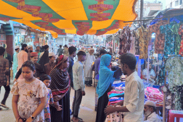 নিম্ন ও মধ্যবিত্তদের কাপড়ের বাজারে হুমড়ি খাওয়া ভিড়