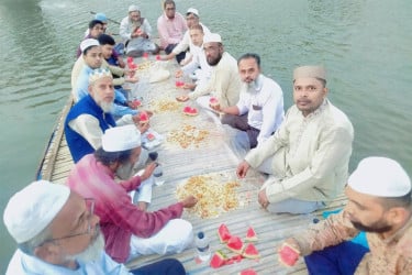 আন্তর্জাতিক নদী কৃত্য দিবসে নৌকায় আলোচনা সভা