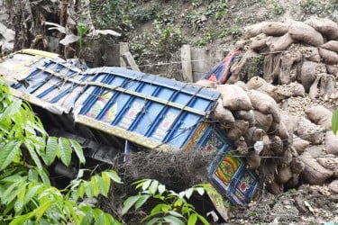 রাজবাড়ীতে আলুবোঝাই ট্রাকচাপায় চালকের সহকারী নিহত