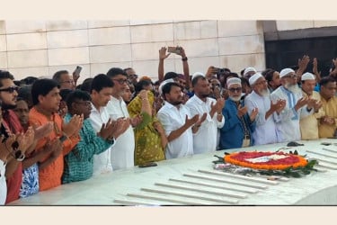 জিয়াউর রহমান ও খালেদা জিয়ার কবর জিয়ারত করলেন পাঁচ সিটি প্রশাসক