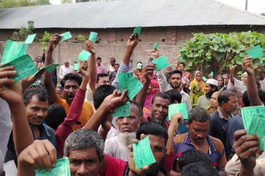 গাইবান্ধায় ভিজিএফের চাল বিতরণে অনিয়মের অভিযোগ, প্রতিবাদ