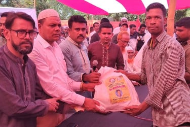 নরসিংদীতে গরিব-অসহায়দের মাঝে ঈদ উপহার সামগ্রী বিতরণ