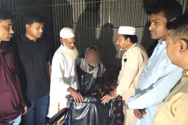 সিরাজগঞ্জে অসুস্থ বৃদ্ধাকে বিএনপি নেতার হুইল চেয়ার প্রদান
