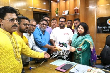 সোনারগাঁও স্বাস্থ্য কমপ্লেক্সে আধুনিক ইসিজি মেশিন উপহার এমপি মান্নানের