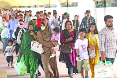 ঈদে ঘরমুখো মানুষের ঢল