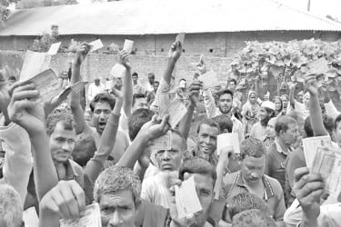 ভিজিএফের চালে অনিয়মের অভিযোগে সড়ক অবরোধ