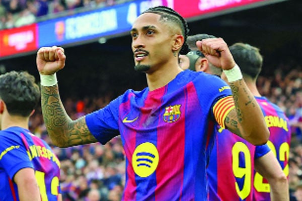 রাফিনিয়ার হ্যাটট্রিকে উড়ে গেল সেভিয়া