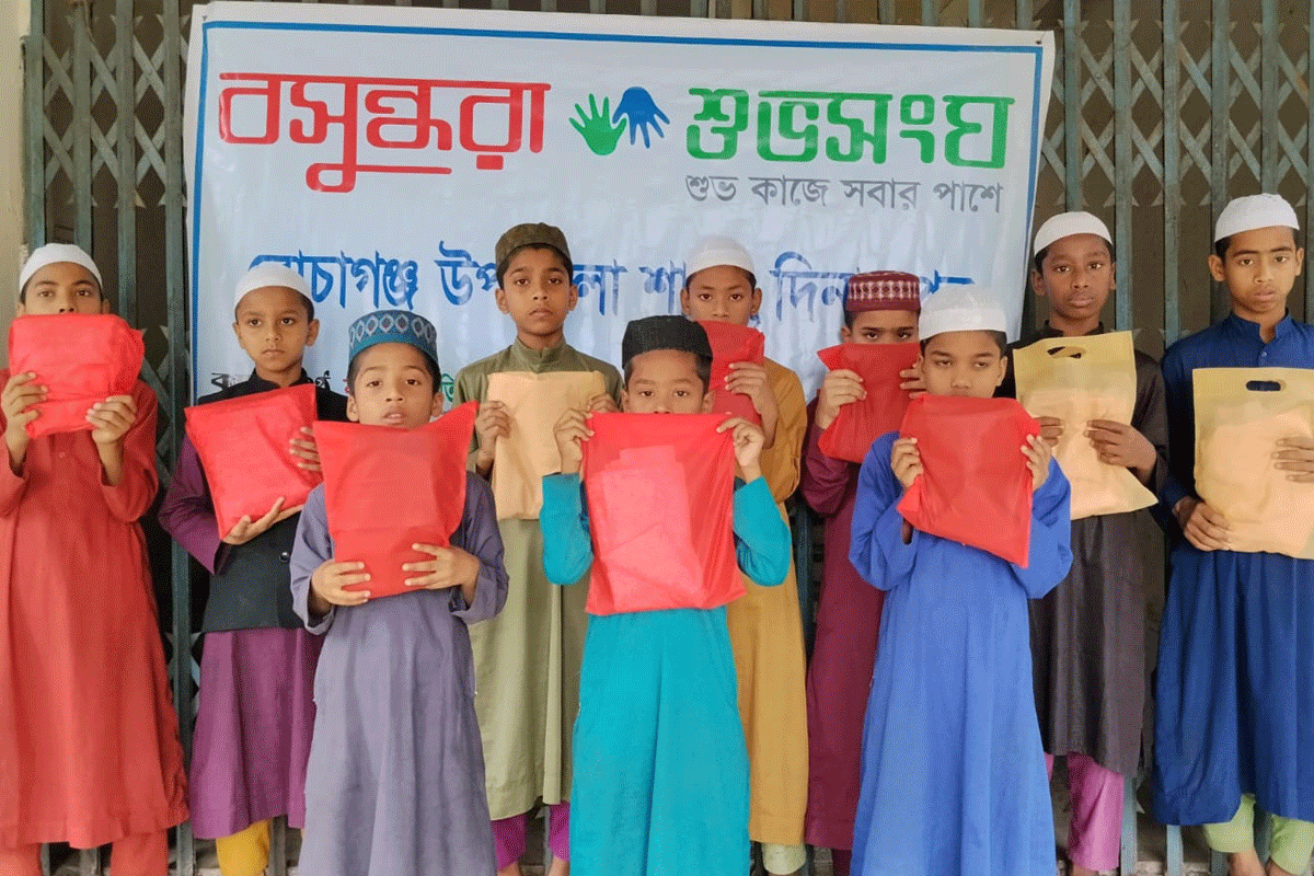 বোচাগঞ্জে মাদরাসা শিক্ষার্থীদের ঈদ উপহার দিল বসুন্ধরা শুভসংঘ