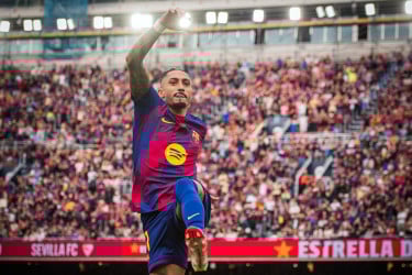 রাফিনিয়ার হ্যাটট্রিকে সেভিয়াকে উড়িয়ে দিল বার্সেলোনা