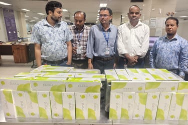 চট্টগ্রাম বিমানবন্দরে দুই যাত্রীর থেকে ৪২৯ কার্টন সিগারেট জব্দ