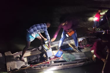 নদীতে বৈদ্যুতিক শকে মাছ শিকার, ট্রলারসহ সরঞ্জাম জব্দ করল নৌপুলিশ