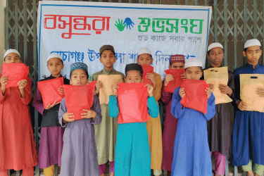 বোচাগঞ্জে মাদরাসা শিক্ষার্থীদের ঈদ উপহার দিল বসুন্ধরা শুভসংঘ