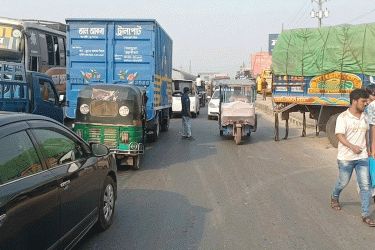 ঈদযাত্রা শুরু: ঢাকা-মাওয়া এক্সপ্রেসওয়েতে বাড়ছে যানবাহন