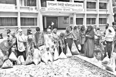 ভিজিএফ চালে অনিয়মের অভিযোগে অবস্থান