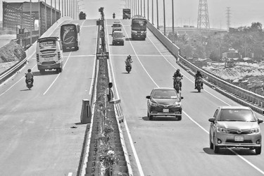 যানবাহনের চাপ বাড়ছে ঢাকা মাওয়া এক্সপ্রেসওয়েতে