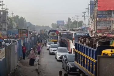 ঢাকা-টাঙ্গাইল মহাসড়কে বাড়ছে যানবাহনের চাপ