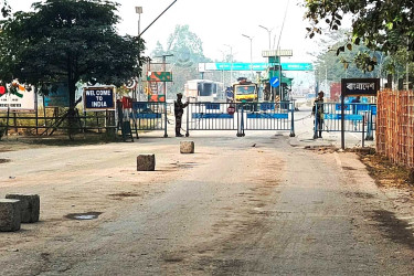 বুড়িমারী স্থলবন্দরের আমদানি-রপ্তানি টানা ১১ দিন বন্ধ