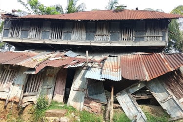 তালতলীতে কালবৈশাখী ঝড়ে অর্ধশতাধিক বসতঘর ক্ষতিগ্রস্ত