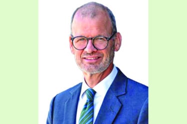 বাংলাদেশের অর্ধেক তরুণ চাকরি পাননি