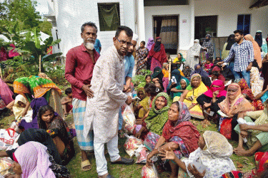 কোটালীপাড়ায় প্রতিবন্ধী ও দরিদ্রদের মাঝে ঈদ সামগ্রী বিতরণ