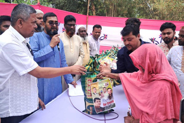 শ্রীপুরে পাঁচ শতাধিক মানুষের মাঝে ঈদ সামগ্রী বিতরণ