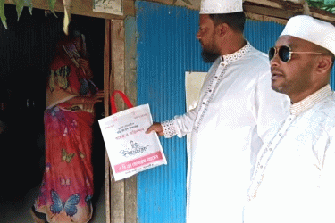 কলাপাড়ায় বাড়ি বাড়ি ঈদ উপহার পৌঁছে দিলেন যুবদল নেতা