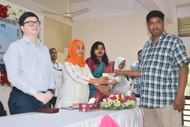 রাজবাড়ীতে প্রধানমন্ত্রীর ত্রাণ তহবিলের অর্থ বিতরণ