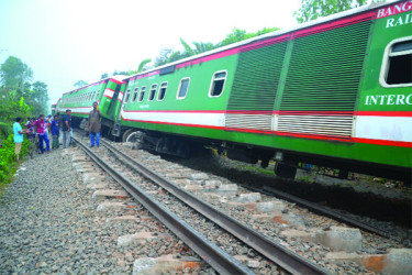 চালকের অবহেলায় ট্রেন লাইনচ্যুত, আহত শতাধিক