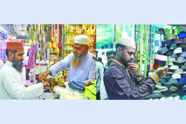 আতর-টুপির দোকানে ভিড়