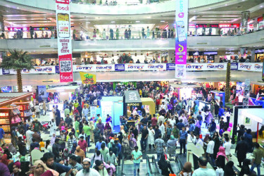 ক্রেতার ঢল বসুন্ধরায়