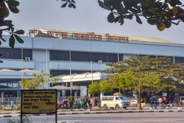 বৈরী আবহাওয়া: ঢাকায় না নেমে চট্টগ্রামে নামলো ৫ ফ্লাইট