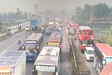 ঢাকা-টাঙ্গাইল মহাসড়কে ২০ কিলোমিটার ধীরগতিতে চলছে যান চলাচল