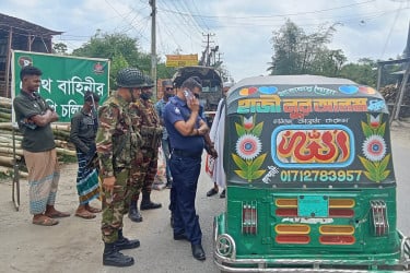 নোয়াখালীতে যানবাহনে যৌথ তল্লাশি