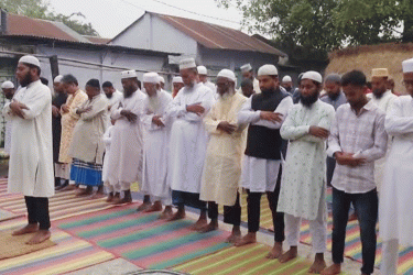 হরিণাকুণ্ডুতে ঈদুল ফিতরের নামাজ আদায়