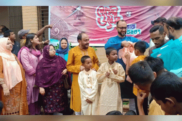 পথশিশুদের নিয়ে এমপি মুজিবুরের মেহেদি উৎসব, পোশাক বিতরণ