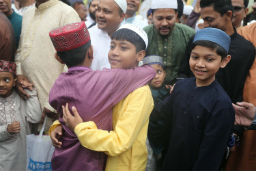 সারাদেশে উদযাপিত হচ্ছে পবিত্র ঈদুল ফিতর
