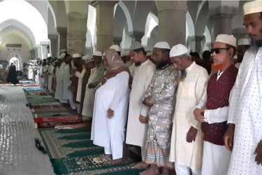 বৃষ্টি উপক্ষো করে বিশ্বঐতিহ্য ষাটগম্বুজ মসজিদে মুসল্লিদের ঢল