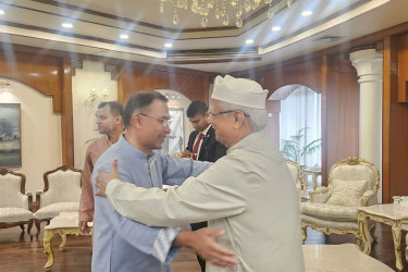 প্রধানমন্ত্রীর সঙ্গে ঈদের শুভেচ্ছা বিনিময় করলেন ড. ইউনূস