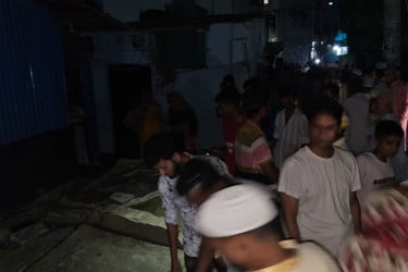 সিদ্ধিরগঞ্জে গ্যাস লিকেজে বিস্ফোরণ, রান্নাঘর-বাথরুমের ছাদ উড়ে গেছে