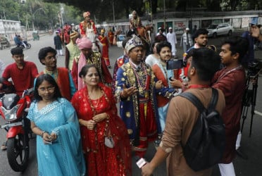 রাজধানীতে ঈদ ঘিরে বর্ণাঢ্য আনন্দ মিছিল
