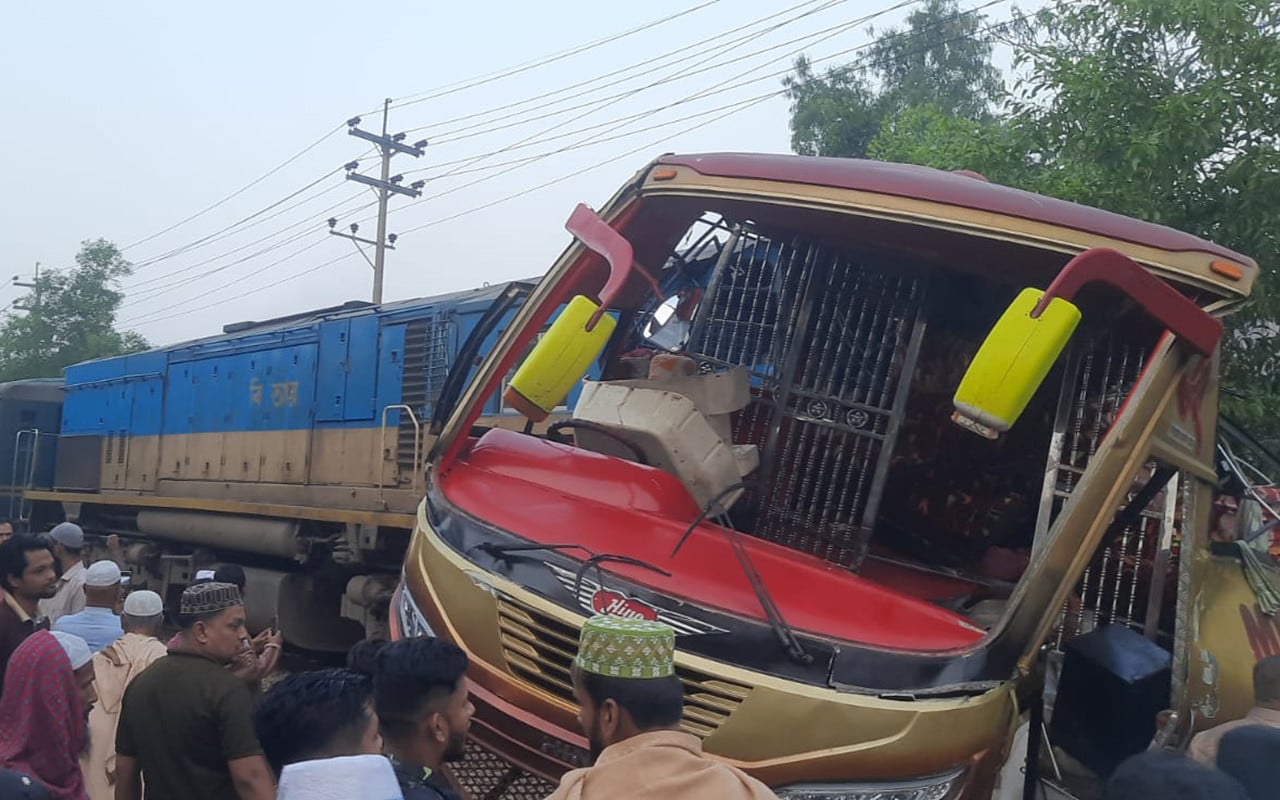কুমিল্লায় লেভেল ক্রসিংয়ে বাস-ট্রেন সংঘর্ষে ১২ জনের প্রাণহানি