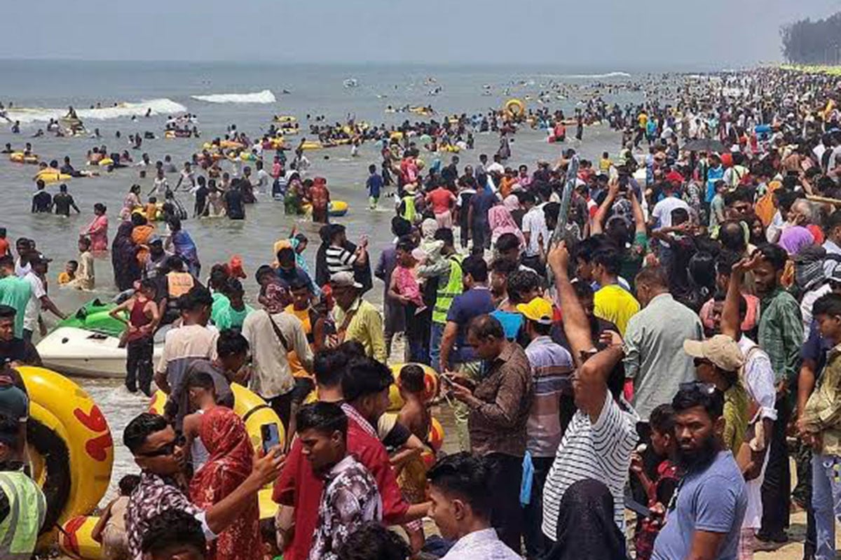 কক্সবাজারে উৎসবমুখর পরিবেশ, খালি নেই হোটেল রুম