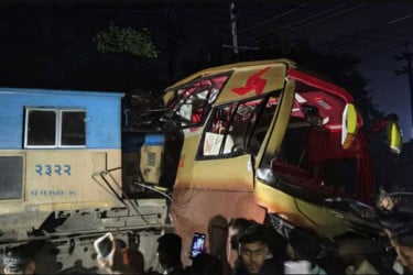 কুমিল্লায় ট্রেন দুর্ঘটনা: দায়িত্ব অবহেলার অভিযোগে দুই গেটম্যান বরখাস্ত